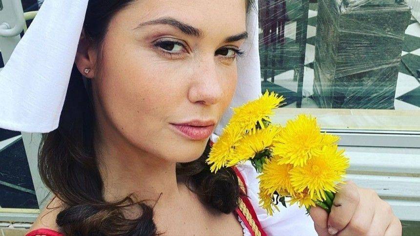 Агата Муцениеце - «Да просто так»: Жена Прилучного выложила в сеть откровенное фото с мужчиной - 5-tv.ru