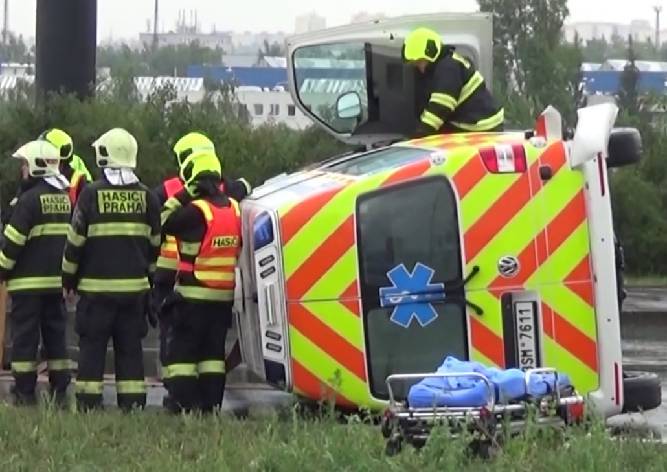 Машина скорой помощи попала в ДТП в Праге - vinegret.cz - Чехия - Прага