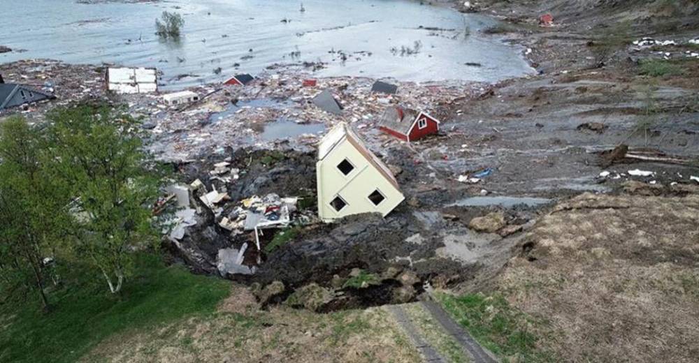 В Норвегии гигантский оползень смыл в море часть города. Впечатляющее видео - obozrevatel.com - Норвегия