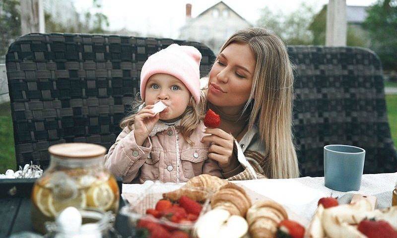 Маргарита Дакота - Владимир Соколовский - Александра Зверева - «Не решайте за ребенка»: Дакоту осудили за желание сделать двухлетнюю дочь вегетарианкой - bloknot.ru
