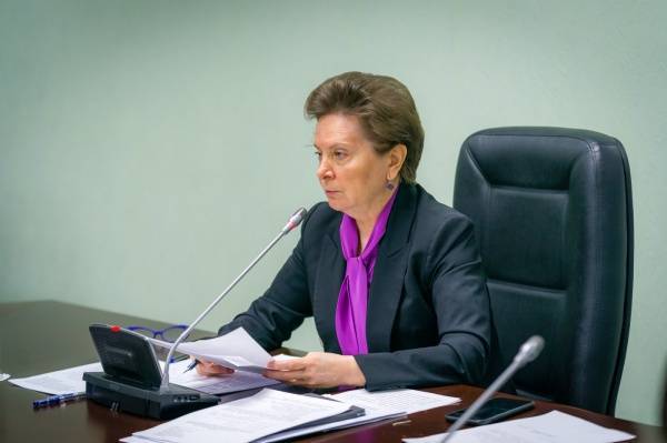 Наталья Комарова - Алексей Добровольский - Наталья Комарова поручила депздраву разобраться с удержанием стимулирующих выплат медикам - nakanune.ru