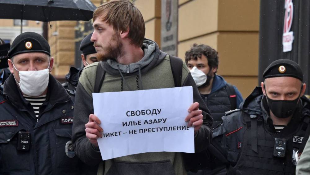 Задержанного на пикете в Москве обязали изолироваться в отделе полиции - svoboda.org - Москва