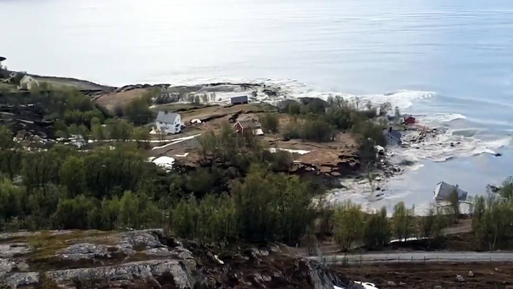 Оползень снес в море рыбацкий поселок (видео) - tvc.ru - Норвегия