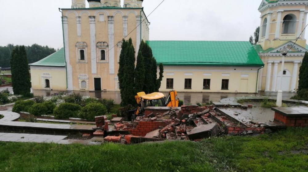 Трактор едва не влетел в храм на Адмиралтейке в Воронеже: пострадал водитель - vestivrn.ru - Воронеж