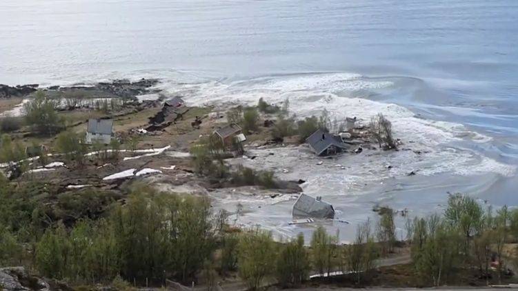 В Норвегии мощный оползень унёс в море 8 домов - newsland.com - Норвегия - Турция - Стамбул