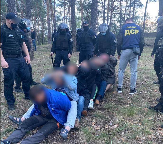 Под Харьковом группа мужчин порезала колеса и обстреляла окно полицейского авто - 24news.com.ua - Харьковская обл. - Харьков - район Краснокутский