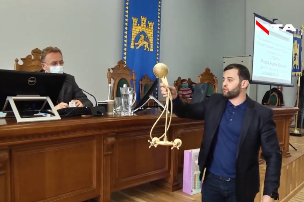 Андрей Садовый - Депутат подарил Садовому "золотой душ", как символ безответственности и бессистемности - vkcyprus.com - Львов