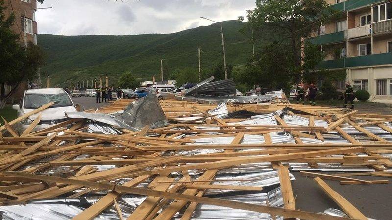 Ветер в Гори сорвал крышу с жилого корпуса - newsgeorgia.ge - Грузия - Гори