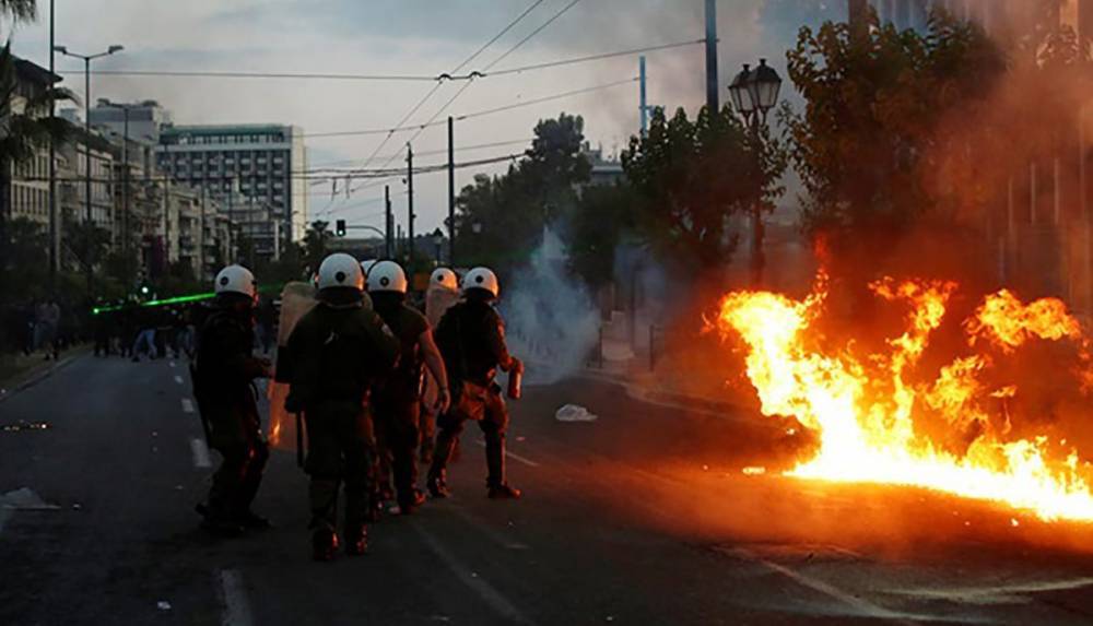 Посольство США в Греции забросали "коктейлями Молотова": шокирующие фото, видео - 24tv.ua - США - Афины - Греция - Протесты