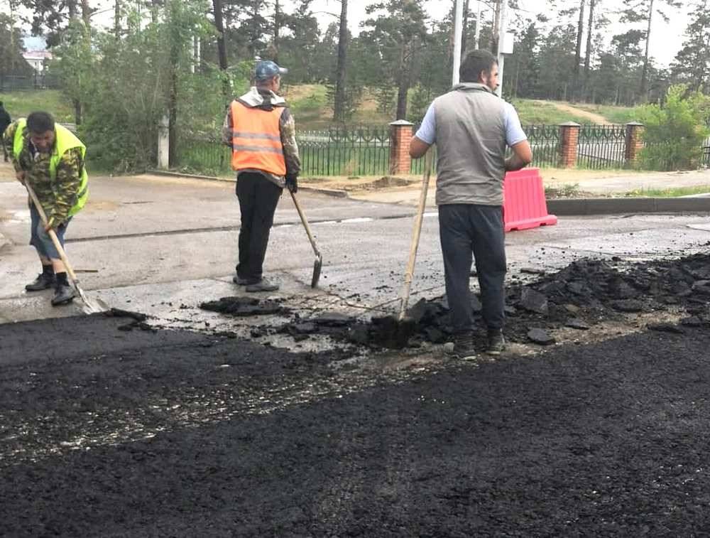 «Неприятный инцидент»: «Главного» по улан-удэнским дорогам разгневали рабочие, которые укладывали асфальт в дождь - infpol.ru - Улан-Удэ - респ.Бурятия
