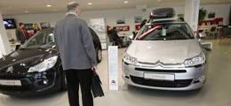 Российский авторынок вылетел в кювет: Спад продаж превысил 50% - finanz.ru - Москва - Россия - Санкт-Петербург