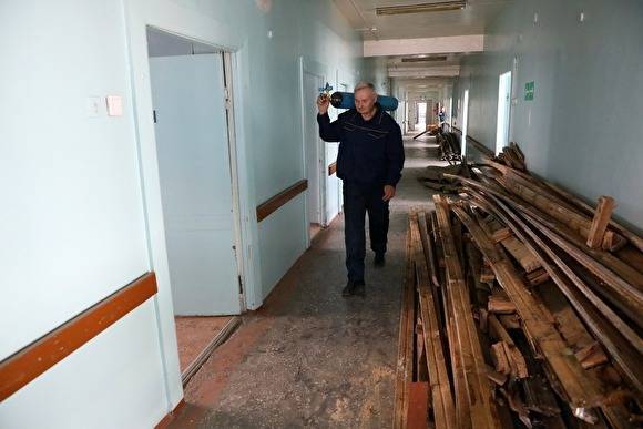 Михаил Мишустин - В больнице Кургана, которую посещал Мишустин, снимают полы и выносят оборудование - znak.com - Россия - Курган