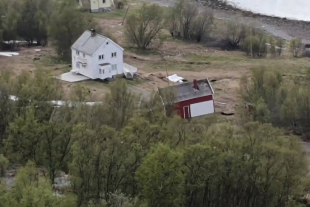 Появилось видео «убегающих» в море домов в Норвегии - mk.ru - Норвегия