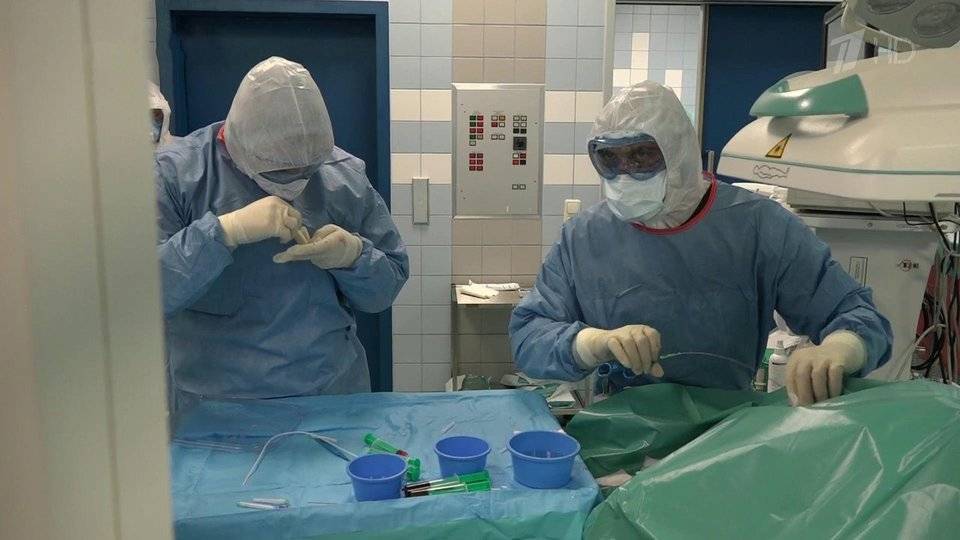 Петр Первый - Российские медики не прекращают делать операции пациентам с COVID-19 - 1tv.ru