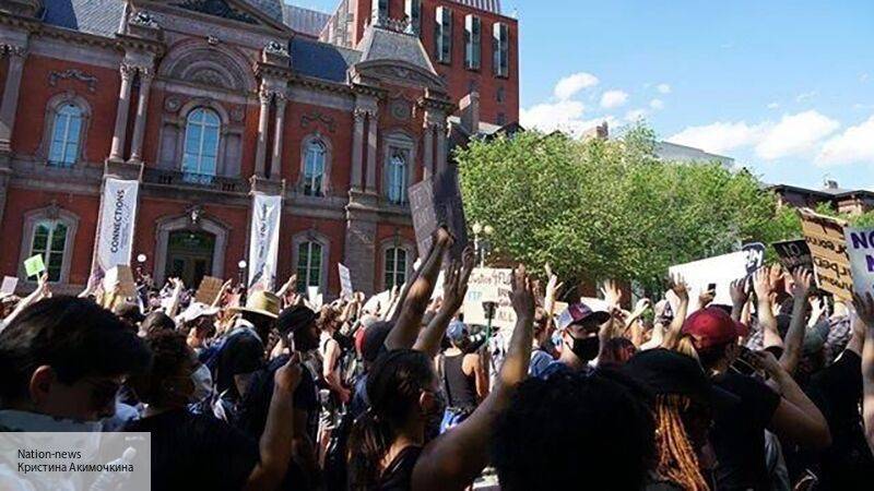 Джордж Флойд - Полицейский не смог упасть на колени перед протестующими, вызвав гнев в Сети - politros.com - США - штат Айова
