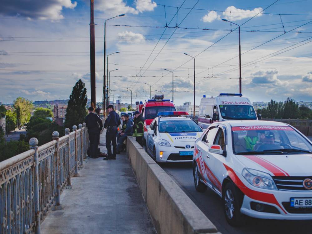 В Днепре мужчина прыгнул с моста и сам доплыл до берега - 24news.com.ua