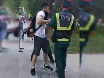 В ГУВД прокомментировали видео, где сотрудники ППС задерживают двух молодых фокусников в центре Ташкента - podrobno.uz - Узбекистан - Ташкент