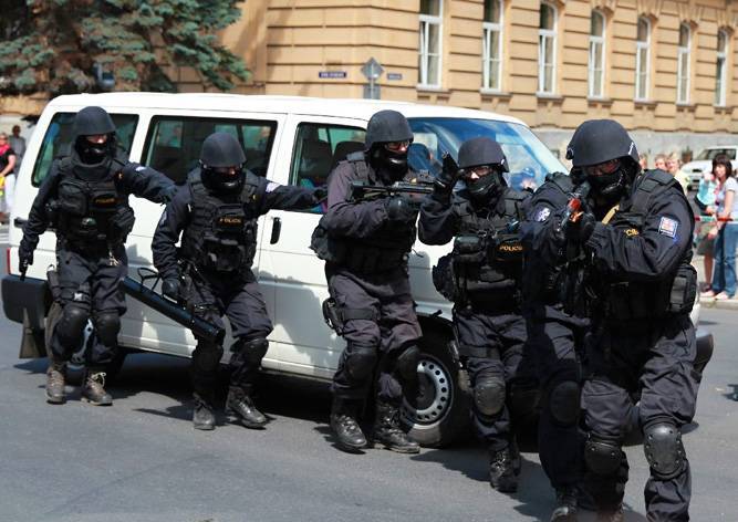 В Праге полицейский спецназ «скрутил» незадачливых шутников - vinegret.cz - Прага