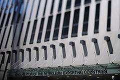 Рынок акций РФ открылся снижением индексов МосБиржи и РТС на 0,5-0,8% - interfax.ru - Москва - Россия