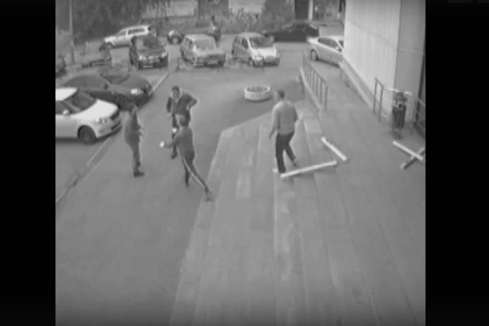 Владимир Таушанков - Опубликовано видео, как убитый Росгвардией похититель обоев угрожал ножом продавцам - mk.ru - Екатеринбург