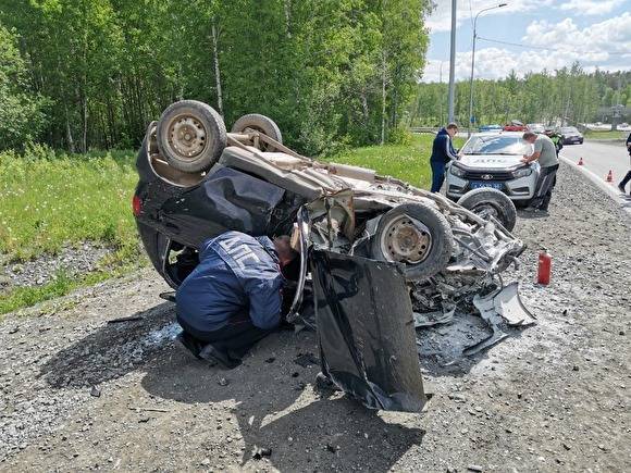 На трассе под Екатеринбургом — массовое ДПТ, одна из авто перевернулась, влетев под фуру - znak.com - Екатеринбург - Пермь - Свердловская обл. - Первоуральск