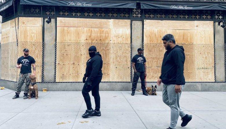Магазин Saks Fifth Avenue в Нью-Йорке огородили колючей проволокой, чтобы защитить от вандалов - usa.one - Нью-Йорк - Нью-Йорк