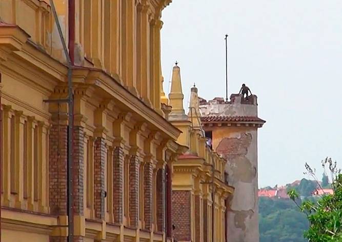 Стало известно, зачем иностранец 15 часов сидел на башне в Праге - vinegret.cz - Латвия - Прага