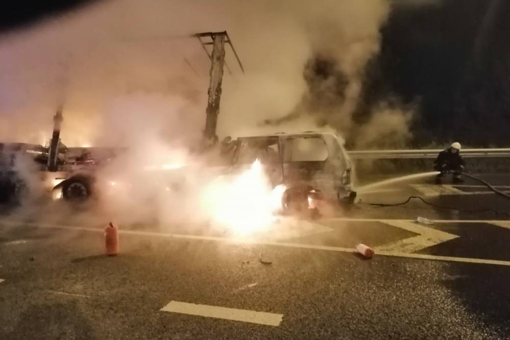 Под Киевом Lexus врезался в фуру: водитель внедорожника сгорел заживо - newsone.ua - Киев