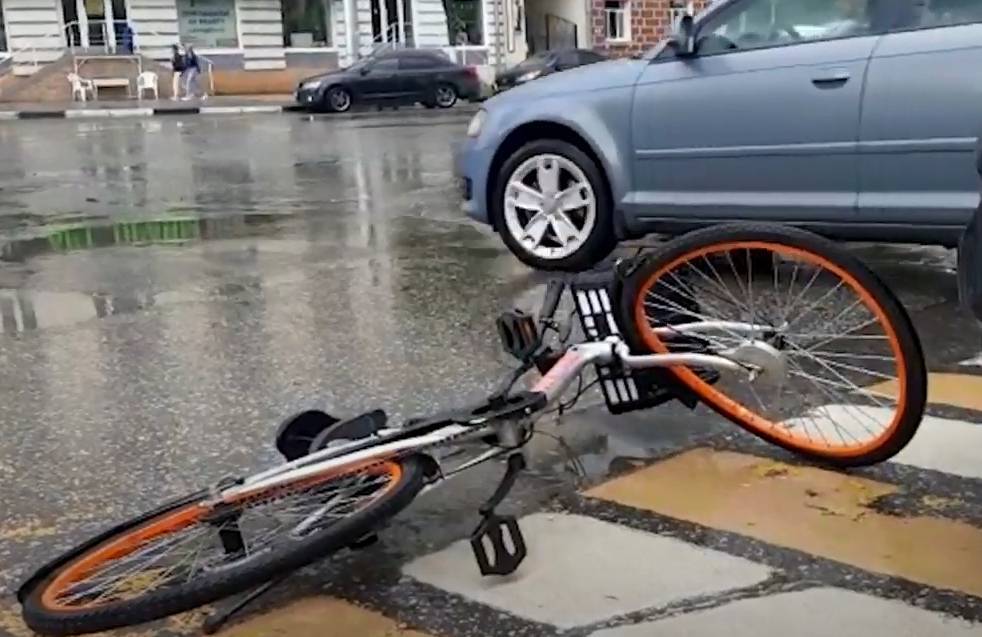 В центре Рязани автомобиль сбил девушку на велосипеде - 7info.ru - Рязанская обл. - Рязань