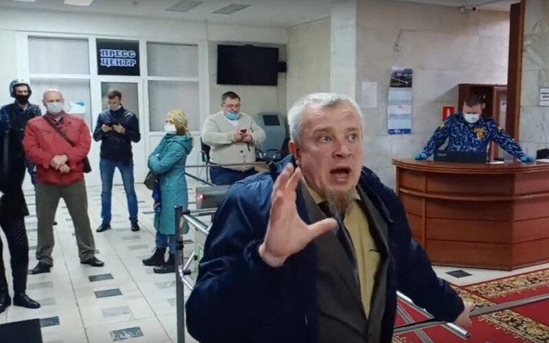Александр Богомаз - Сторонники скандально известного брянского блогера Коломейцева штурмуют здание областной администрации - readovka.news - Россия - Брянск - Брянская обл.