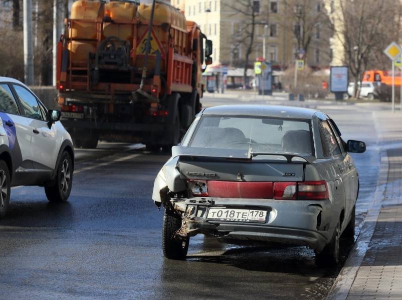 В Москве водителя лишили прав на 14 месяцев за аварию сторонних авто - sobesednik.ru - Москва