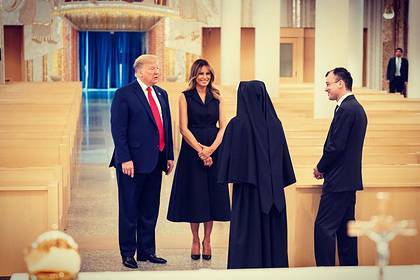 Дональд Трамп - Мелания Трамп - Меланию Трамп осудили в сети за голые плечи в церкви - lenta.ru - США - Вашингтон