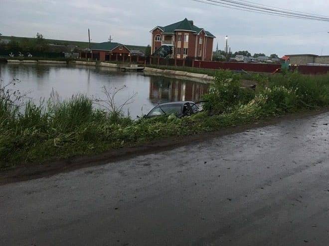 Автомобиль врезался в магазин в Пильнинском районе и улетел в пруд - vgoroden.ru - Россия - Дзержинск