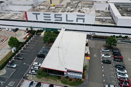 Tesla пошла на уступки в Европе ради скандальной фабрики - lenta.ru - США - Германия
