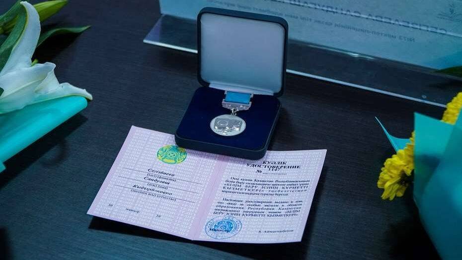 Нурсултан Назарбаев - Касым Токаев - За профессионализм и мастерство при дистанционном обучении награждены столичные педагоги - informburo.kz