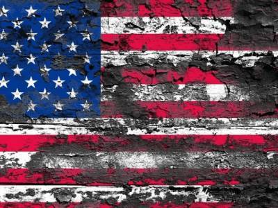 Разорвала в клочья молния самый большой в мире национальный флаг США - live24.ru - США - штат Висконсин