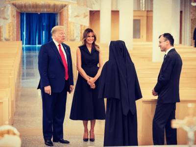 Дональд Трамп - Мелания Трамп - Меланию Трамп осудили за голые плечи в церкви - live24.ru - США