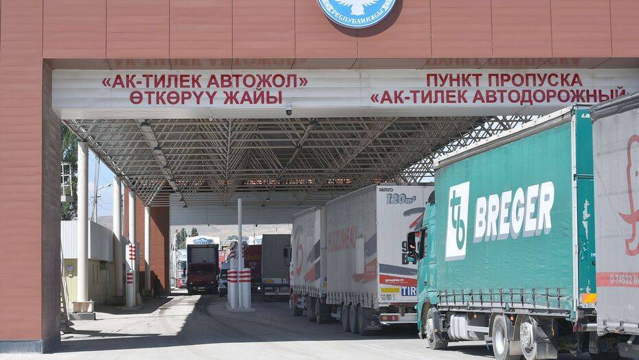 Огромная пробка образовалась на кыргызско-казахской границе. Вице-премьер КР назвал ситуацию критической - informburo.kz - Казахстан - Киргизия