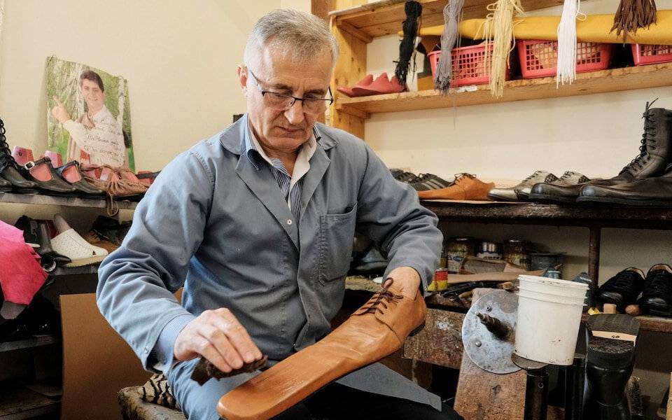 Сапожник изобрел обувь для социальной дистанции и уже принимает заказы - readovka.news - Румыния