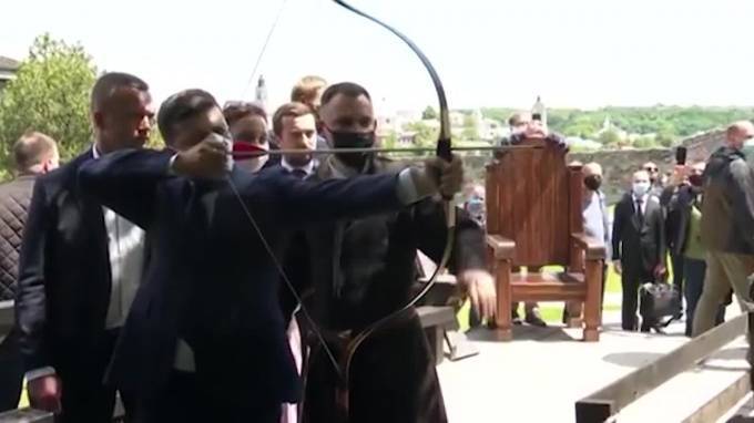 Владимир Зеленский - Петр Порошенко - В Сети высмеяли Зеленского, пострелявшего из лука в "кабана" - piter.tv - Украина - Хмельницкая обл.