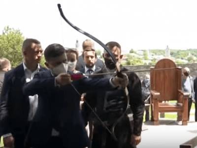 Владимир Зеленский - Петр Порошенко - Зеленского высмеяли в Сети из-за попытки пострелять в «кабана» из лука - live24.ru - Украина - Хмельницкая обл.