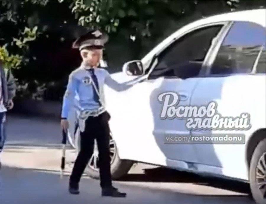 «Договориться можно конфетами»: ростовчане сняли на видео карликового «инспектора ДПС» - privet-rostov.ru