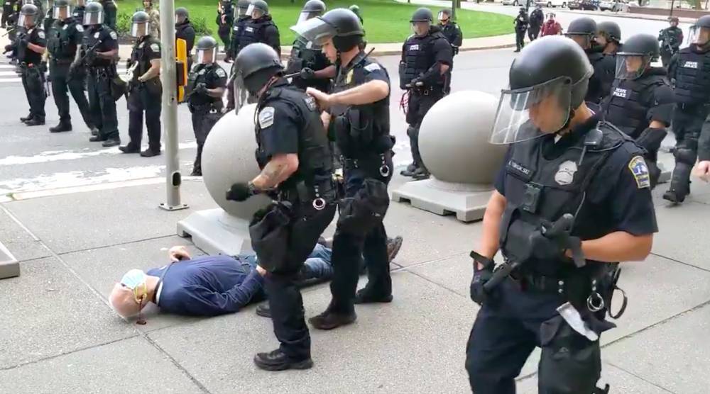 Протесты в США: в сеть попало видео, на котором полицейский повалил на землю 75-летнего мужчину - Cursorinfo: главные новости Израиля - cursorinfo.co.il - США - Израиль - шт. Нью-Йорк