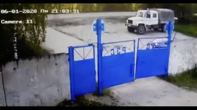 Видео: В Нижегородской области пьяный полицейский насмерть сбил на обочине женщину - piter.tv - Россия - Нижегородская обл.