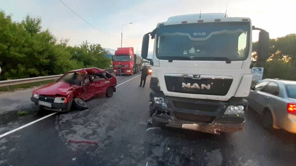 Появилось видео с места смертельного ДТП с фурой под Воронежем - vestivrn.ru - Воронеж - Курская обл.