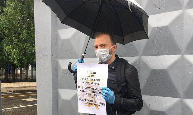 Дмитрий Захватов - Даниил Берман - Полиция расценила одиночные пикеты активистов как «скрытую форму» коллективной акции протеста - og.ru