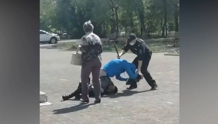 Полицейские в Магнитогорске избили дубинкой мужчину без маски - vesti.ru - Челябинская обл. - Магнитогорск