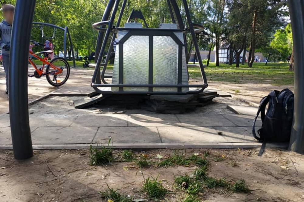 В Броварах девочка угодила в реанимацию после удара тяжелыми качелями: фото и детали - newsone.ua