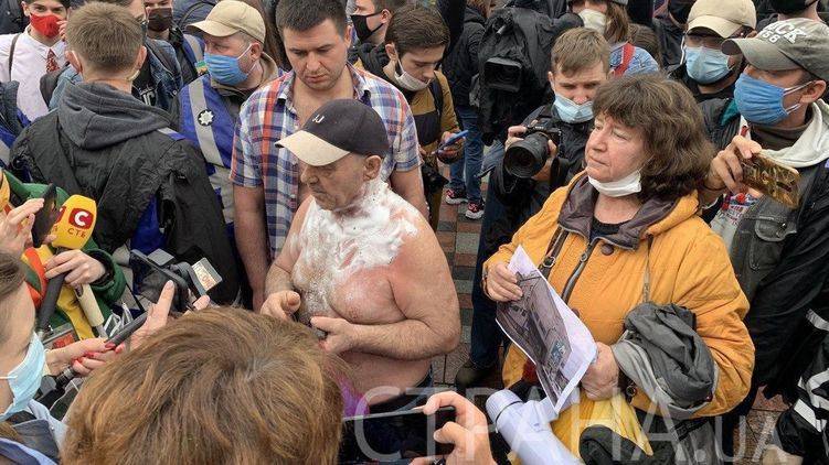 Арсен Аваков - Под Радой житель Каховки попылся сжечь себя из-за отобранного полицией дома - newsland.com