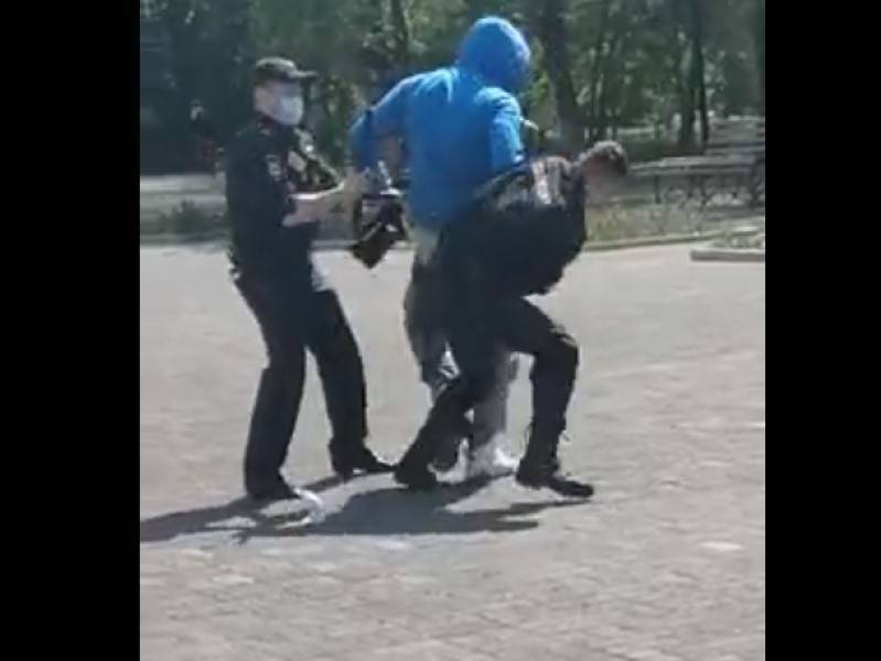 В Магнитогорске мужчина получил удары дубинкой после отказа надеть маску - sobesednik.ru - Челябинская обл. - Магнитогорск